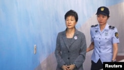  La présidente sud-coréenne destituée Park Geun-hye arrive à un tribunal à Séoul, en Corée du Sud, le 25 août 2017. (archives) 