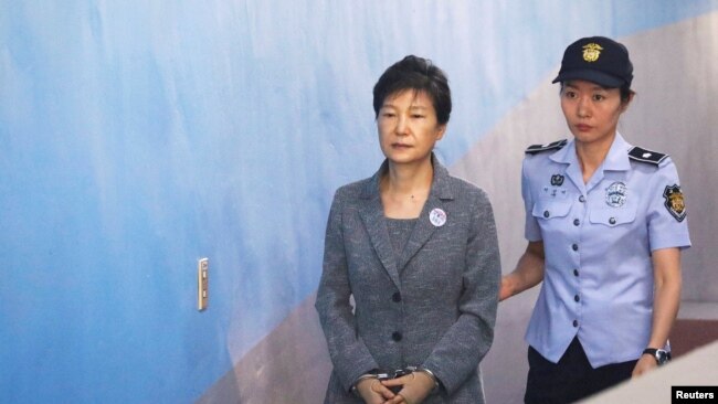 Bà Park Geun-hye là tổng thống bầu cử dân chủ đầu tiên ở Hàn Quốc bị kết án tù