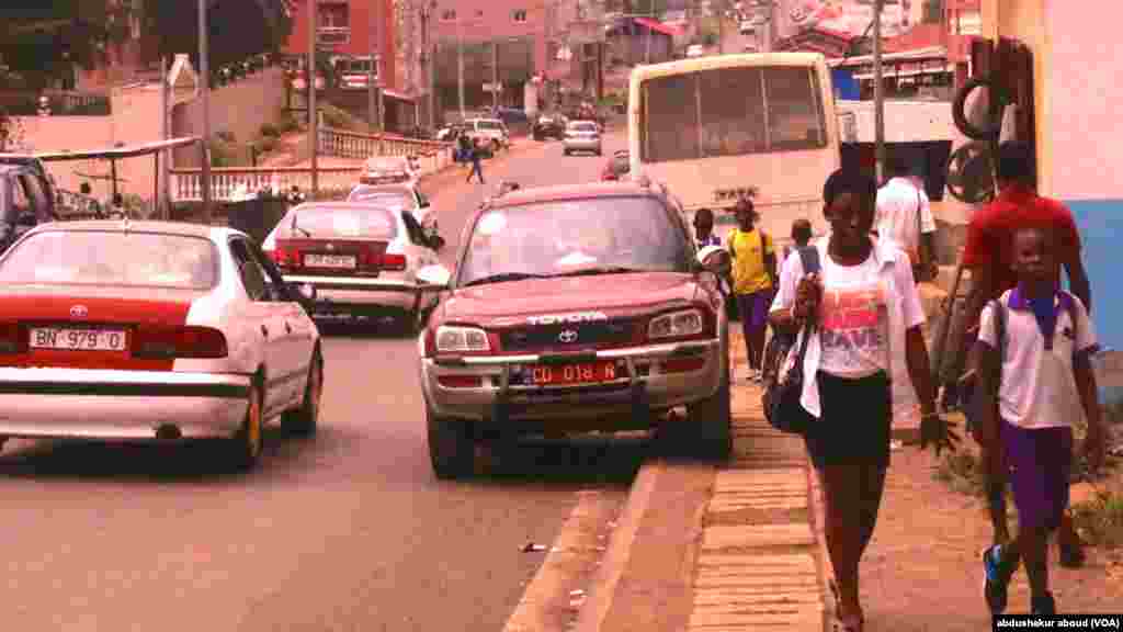 Les activités dans un quartier de l&#39;ouest de la capitale Malabo en Guinée équatoriale. Des élèves en route pour l&#39;école y sont apperçus.