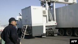 Un douanier marocain regarde un camion circuler dans un scanner qui détecte des drogues cachées 15 février 2008.