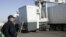 Un douanier marocain regarde un camion circuler dans un scanner qui détecte des drogues cachées 15 février 2008.