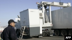 Un douanier marocain regarde un camion circuler dans un scanner qui détecte des drogues cachées, le 15 février 2008.