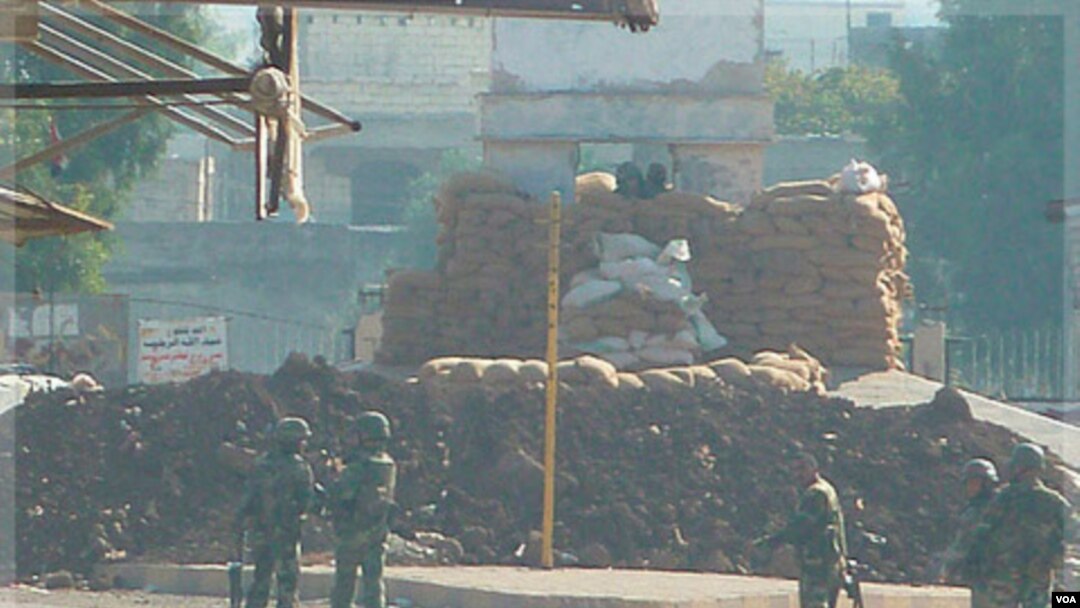 Para tentara terlihat berjaga-jaga di sebuah pos keamanan di Hula, dekat Homs, Suriah (4/11). Kekerasan terus terjadi hari demi hari di kota basis gerakan anti-pemerintah Suriah ini.
