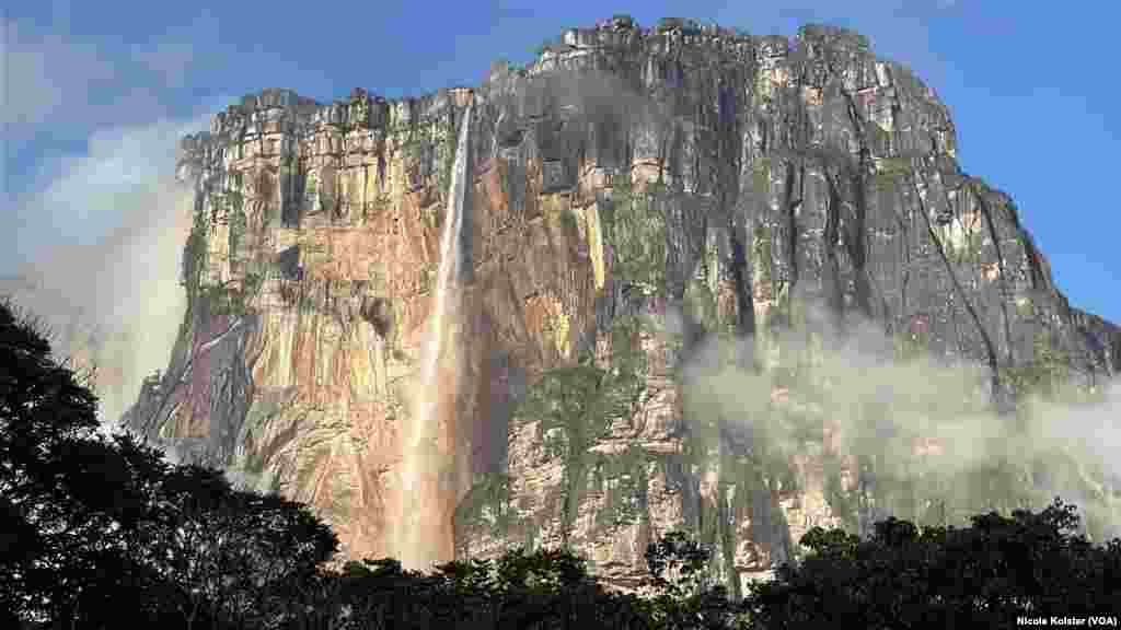 El Salto del Ángel tiene una altura de 979 metros y una pendiente sin interrupciones que alcanza los 807 metros naciendo en el río Auyantepuy. La cascada fue retratada en la película animada de Disney UP!.