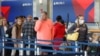 지난 19일 미국 보스턴 로건 국제공항 이용객 일부가 마스크를 쓰지 않은 채 수속을 기다리고 있다. (자료사진)
