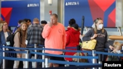 지난 19일 미국 보스턴 로건 국제공항 이용객 일부가 마스크를 쓰지 않은 채 수속을 기다리고 있다. (자료사진)
