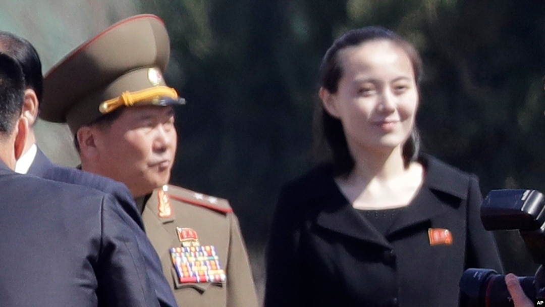 2017年4月13日，北韓領導人金正恩的妹妹金與正在平壤的一個擁有十幾座公寓樓的住宅區正式開幕時現身亮相。