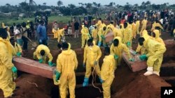 Des volontaires enterrent les corps de victimes des inondations à Freetown, Sierra Leone, 17 août 2017. 