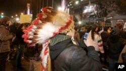 Protest američkih Indijanaca u Mineapolisu protiv imena fudbalskog tima Redskins, 7. novembar 2013.