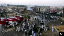 수단으로 향하던 화물 수송기가 카라치 공항에서 이륙한 지 2분 후인 오전 1시45분(현지시간)에 카라치 시내 주거지에 추락했다.