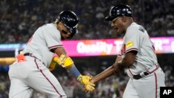 Ronald Acuña Jr., pelotero venezolano de los Bravos de Atlanta, celebra tras batear un jonrón con las bases llenas ante los Dodgers de Los Angeles, la noche del jueves.