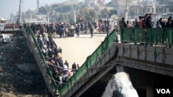 This bridge, like most in Mosul, was blown up by IS militants as Iraqi forces closed in a month ago, and now serves as a makeshift marketplace, Jan. 19, 2017. (H. Murdock/VOA)