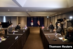 방한 중인 성 김(오른쪽 가운데) 미 국무부 대북특별대표가 23일 서울에서 노규덕(왼쪽 가운데) 한국 외교부 한반도 평화교섭본부장과 북 핵 수석대표 협의를 진행하고 있다.