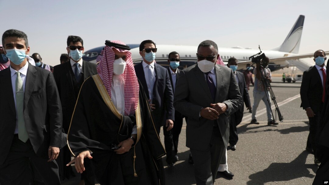 Penjabat Menteri Luar Negeri Sudan Omar Qamar al-Din (kanan tengah) menyambut Menteri Luar Negeri Saudi Pangeran Faisal bin Farhan (ketiga di kiri) setibanya di Bandara Khartoum, Sudan, 8 Desember 2020. (Foto: dok).