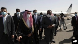 Penjabat Menteri Luar Negeri Sudan Omar Qamar al-Din (kanan tengah) menyambut Menteri Luar Negeri Saudi Pangeran Faisal bin Farhan (ketiga dari kiri), setibanya di Bandara Khartoum, Sudan, Selasa, 8 Desember 2020.