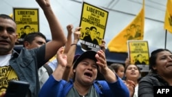 ARCHIVO - La gente de la Comunidad de Santa Marta celebra después de que seis exguerrilleros, incluidos cinco ambientalistas, fueran absueltos del asesinato de una mujer luego de su audiencia judicial en Sensuntepeque, El Salvador, el 18 de octubre de 2024.