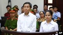 Phiên tòa xử Anh Ba Sàm và bà Nguyễn Thị Minh Thúy ngày 22 tháng Chín, 2016. (Hình: Doan Tan/Vietnam News Agency via AP)