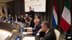 Berbagai jaksa berkomentar mengenai Operasi Pollino dengan penggerebekan di empat negara yang menargetkan mafia Calabria dalam konferensi pers di markas Eurojust di Den Haag, Belanda, Rabu, 5 Desember 2018.