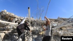 Người dân tìm kiếm người sống sót trong đống đổ nát của bệnh viện được Tổ chức Y Sĩ Không Biên Giới hỗ trợ bị phá hủy bởi trong cuộc không kích ở Marat Numan, tỉnh Idlib, Syria, ngày 16/2/2016. (Ảnh tư liệu)