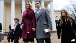 Donald Trump Jr., istrinya Vanessa Trump, dan akan-anak mereka, Donald Trump III, kiri, dan Kai Trump, kanan, berjalan bersama setelah mengikuti ibadah di Gereja Episkopal St. John di seberang Gedung Putih, di Washington, 20 Januari 2017.