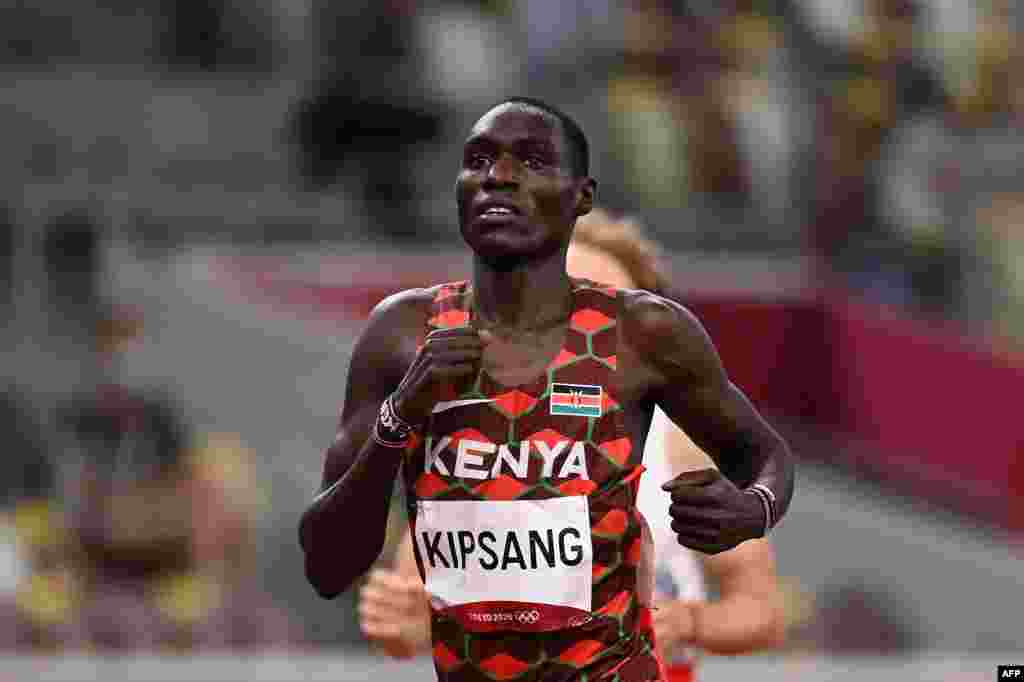 Kenya's Abel Kipsang wins the men's 1500m semi-finals during the Tokyo 2020 Olympic Games at the Olympic Stadium in Tokyo on August 5, 2021. (Photo by Jonathan NACKSTRAND / AFP)