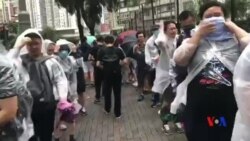 香港４４名示威者被控暴動罪 支持者冒風雨在法庭外聲援