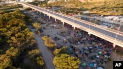 Foto de archivo. Migrantes, en su mayoría de Haití, en un campamento en el Puente Internacional Del Rio cerca del Río Grande, el jueves 23 de septiembre de 2021, en Del Rio, Texas. (Foto AP / Julio Cortez) 