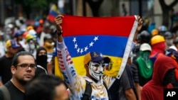 Pengunjuk rasda berbaris meenentang pemerintah selama unjuk rasa di Caracas, Venezuela, Kamis 29 Juni 2017 (foto: AP Photo/Ariana Cubillos) 