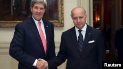 El secretario de Estado de EE.UU. John Kerry (izq.), se reunió con su similar francés Laurent Fabius a quien le ofreció explicaciones sobre las acusaciones de espionaje que pesan sobre la agencia estadounidenses NSA.