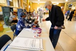 14일 미국 뉴욕 소호의 한 교회에 설치된 투표소에서 예비선거 조기투표가 진행됐다.