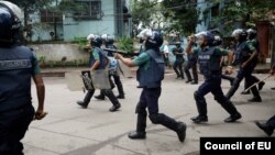 Polisi Bangladesh menembakkan gas air mata ke arag demonstran di Dhaka (foto: ilustrasi).