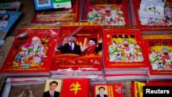 帝王崇拜是传统文化的一部分。图为湖北武汉市场上出售的以中国领导人习近平和夫人彭丽媛画像为封面的2021年日历。（路透社2020年12月7日资料）