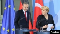 Kanselir Jerman Angela Merkel (kanan) dan PM Turki Recep Tayyip Erdogan di Berlin, Jerman (foto: dok). Merkel mengecam tindakan kerasa Turki terhadap demonstran. 