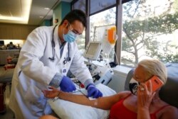 Un especialista extrae sangre a una donante recuperada de coronavirus en un centro de donantes de Seattle, estado de Washington, para usar como plasma convaleciente, el 2 de septiembre de 2020.