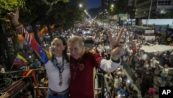 Edmundo González, candidato presidencial opositor, y la dirigente María Corina Machado posan durante una caravana en Caracas, la noche del jueves 4 de julio. Según Foro Penal, hubo 15 detenidos en las concentraciones opositoras.