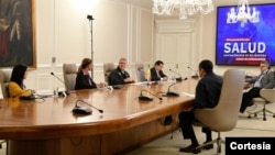 El presidente de Colombia, Iván Duque, con su equipo de trabajo, durante el programa televisivo ‘Medidas sociales para enfrentar la pandemia del COVID-19 en el país’, que lidera desde la Casa de Nariño. [Foto: Cortesía presidencia].