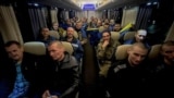 Para tahanan perang Ukraina berada di dalam bus setelah pertukaran tahanan di lokasi yang tidak disebutkan di tengah invasi Rusia ke Ukraina, 30 Desember 2024. Rusia dan Ukraina melakukan pertukaranan 300 tahanan perang. (Foto: Telegram Presiden Ukraina Volodymyr Zelensky/AFP)