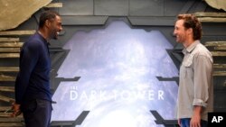 Los actores Idris Elba (izquierda) y Matthew McConaughey, protagonizan "The Dark Tower", la película más taquillera del fin de semana en EE.UU.