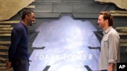 Idris Elba, kiri, dan Matthew McConaughey, bintang film "The Dark Tower".