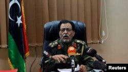 Komandan wilayah Benghazi, Brigadir Saleh Salem Al Abidi, dalam konferensi pers di Benghazi (2/5). Kawanan bersenjata menyerang markas besar pasukan keamanan di kota Benghazi, Libya Timur, Jumat pagi (2/5), menewaskan sembilan orang dan melukai 24 lainnya.