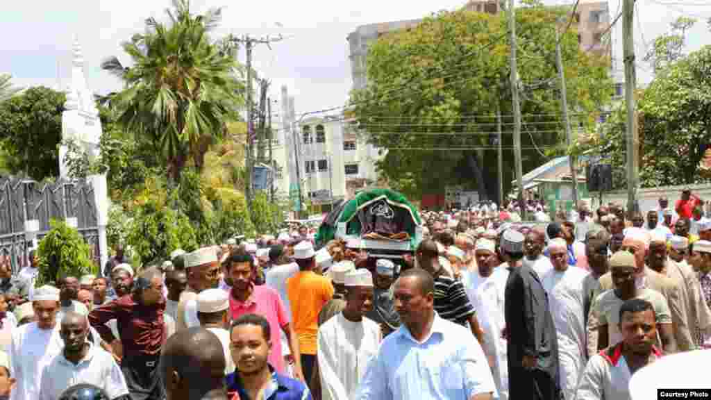 Jeneza la Profesa Mazrui linapelekwa makaburini katika makaburi ya Kibokoni Mombasa