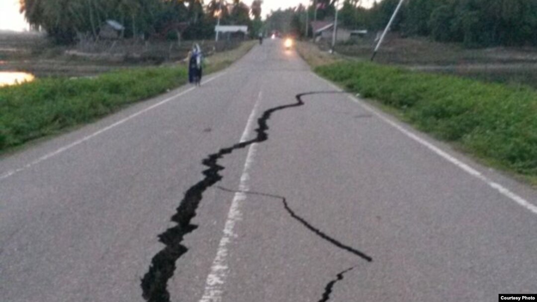 Jalan Utama Medan-Banda Aceh di kawasan Pidie yang terkena dampak gempa, Rabu 7/12. (Foto courtesy: Afiliasi VOA)