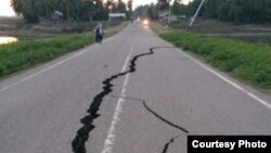 Jalan Utama Medan-Banda Aceh di kawasan Pidie yang terkena dampak gempa, Rabu 7/12. (Foto courtesy: Afiliasi VOA)