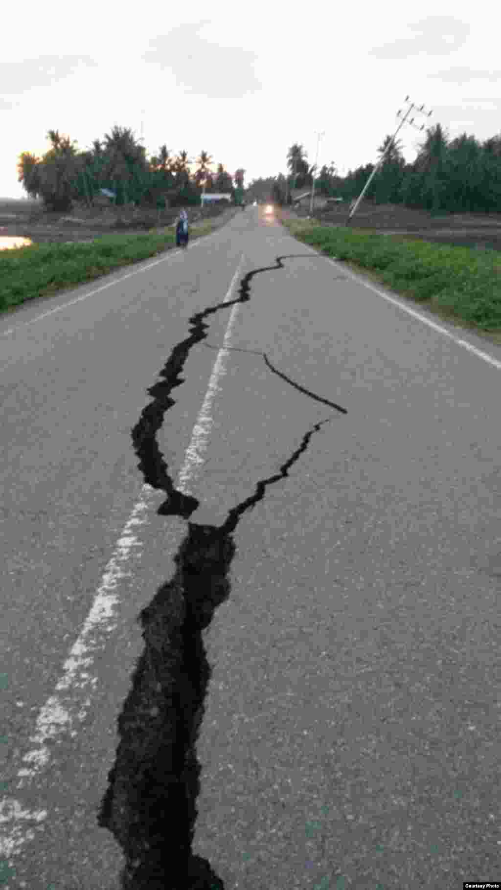 Jalan utama Medan-Banda Aceh di kawasan Pidie yang terkena dampak gempa, Rabu 7/12. (Foto courtesy afiliasi VOA)