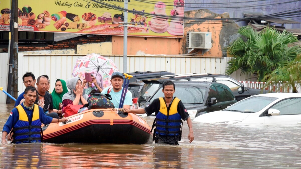 9 Dead, Thousands Caught in Flooding in Indonesia's Capital