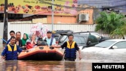 Graves inundaciones azotaron la capital de Indonesia cuando los residentes celebraban el Año Nuevo, matando al menos a nueve personas, desplazando a miles y forzando el cierre de un aeropuerto nacional. (Foto de Reuters)