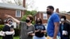 Voluntarios llevan a cabo una campaña de puerta en puerta para convencer a las personas a vacunarse contra el coronavirus en Detroit, Michigan, EE. UU., el 4 de mayo de 2021.