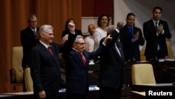 El presidente cubano Miguel Díaz-Canel (izq,), el líder del Partido Comunista de Cuba Raúl Castro (centro) y el presidente de la Asamblea Nacional Esteban Lazo durante la promulgación de la nueva constitución en La Habana.10 abril de 2019. Foto: Irene Pérez, Cortesía Cubadebate.