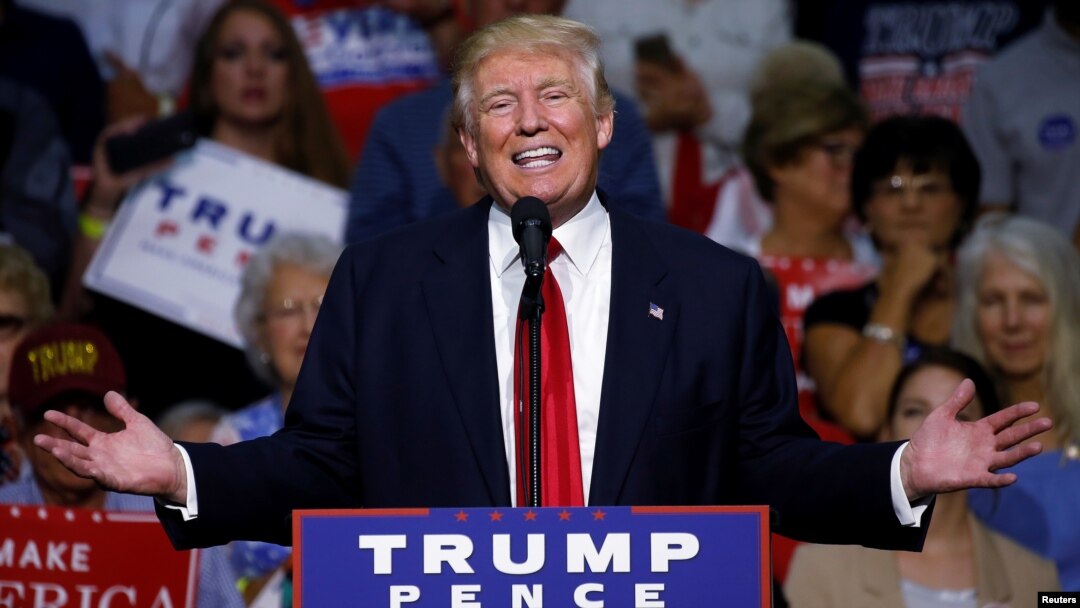 Donald Trump berbicara dalam acara kampanye di Akron, Ohio, Senin (22/8). 