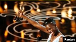 Lupita Nyong'o, aktris pendukung terbaik Oscar 2014 dalam film "12 Years a Slave" saat memberikan sambutan di panggung Academy Awards ke-86 di Hollywood, California (2/3).